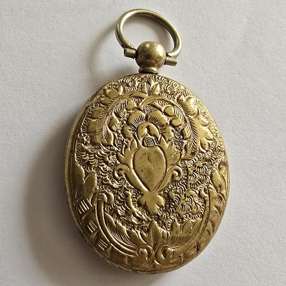 Antique locket Victorian oval  gold tone vintage leaves leaf 1800s botanical - Picture 2 of 15